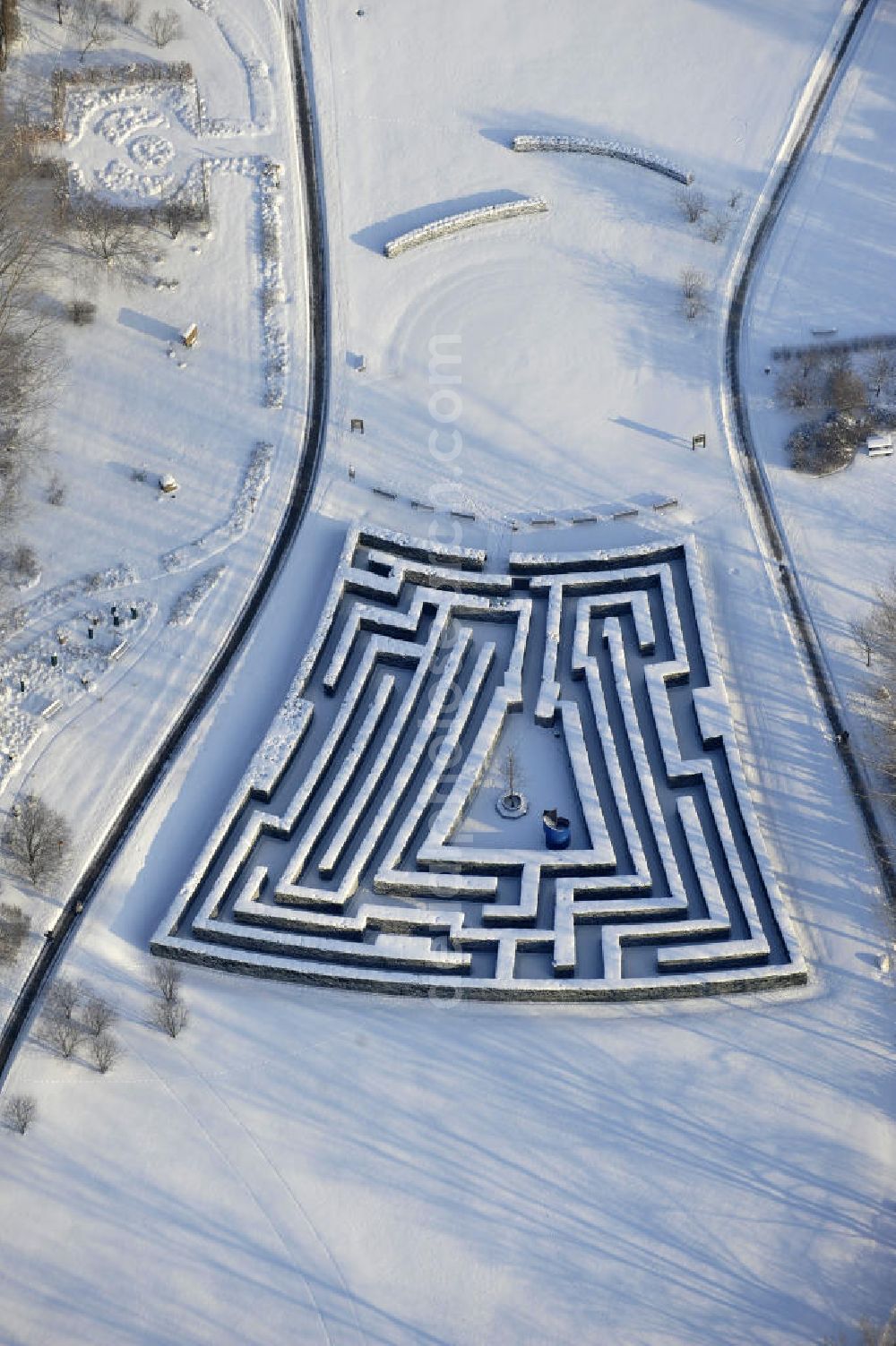 Berlin from the bird's eye view: Blick auf den Irrgarten im Erholungspark Marzahn. Das winterlich verschneite Labyrinth im Erholungspark Marzahn liegt im Berliner Bezirk Marzahn-Hellersdorf am nördlichen Fuß des Kienbergs. 2005 wurde der Chinesische Garten im Erholungspark Marzahn als drittschönste Parkanlage Deutschlands ausgezeichnet. Wintry Labyrinth area of the Marzahn Recreational Park.