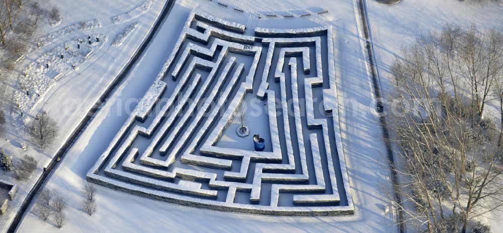 Aerial image Berlin - Blick auf den Irrgarten im Erholungspark Marzahn. Das winterlich verschneite Labyrinth im Erholungspark Marzahn liegt im Berliner Bezirk Marzahn-Hellersdorf am nördlichen Fuß des Kienbergs. 2005 wurde der Chinesische Garten im Erholungspark Marzahn als drittschönste Parkanlage Deutschlands ausgezeichnet. Wintry Labyrinth area of the Marzahn Recreational Park.