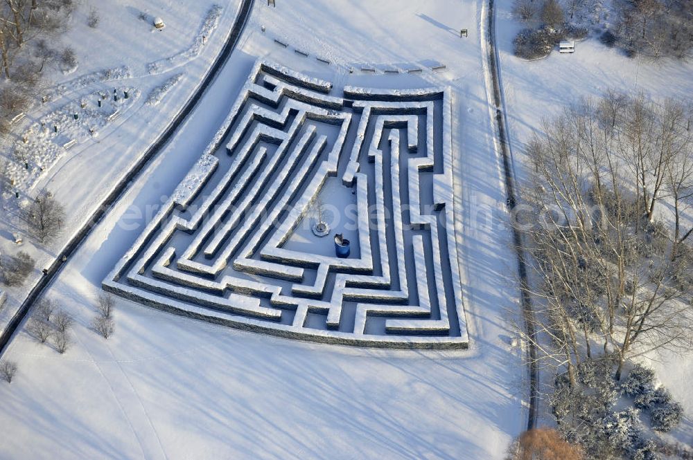 Aerial photograph Berlin - Blick auf den Irrgarten im Erholungspark Marzahn. Das winterlich verschneite Labyrinth im Erholungspark Marzahn liegt im Berliner Bezirk Marzahn-Hellersdorf am nördlichen Fuß des Kienbergs. 2005 wurde der Chinesische Garten im Erholungspark Marzahn als drittschönste Parkanlage Deutschlands ausgezeichnet. Wintry Labyrinth area of the Marzahn Recreational Park.