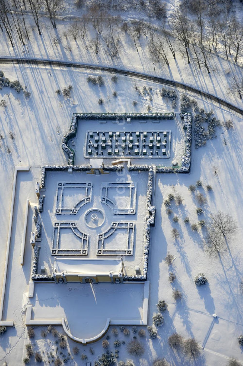 Berlin from the bird's eye view: Blick auf den winterlich verschneiten Italienischen Renaissance - Garten im Erholungspark Marzahn. Der Erholungspark Marzahn liegt im Berliner Bezirk Marzahn-Hellersdorf am nördlichen Fuß des Kienbergs. 2005 wurde der Chinesische Garten im Erholungspark Marzahn als drittschönste Parkanlage Deutschlands ausgezeichnet. Wintry area of the Italian Renaissance Garden in Marzahn Recreational Park.