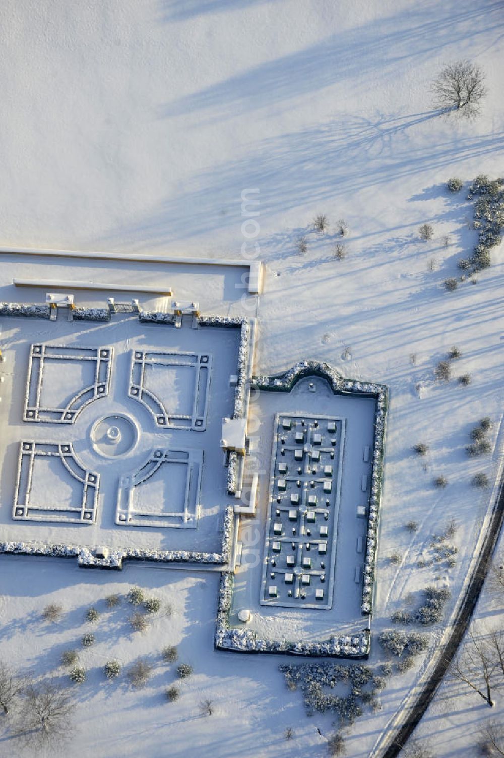 Berlin from the bird's eye view: Blick auf den winterlich verschneiten Italienischen Renaissance - Garten im Erholungspark Marzahn. Der Erholungspark Marzahn liegt im Berliner Bezirk Marzahn-Hellersdorf am nördlichen Fuß des Kienbergs. 2005 wurde der Chinesische Garten im Erholungspark Marzahn als drittschönste Parkanlage Deutschlands ausgezeichnet. Wintry area of the Italian Renaissance Garden in Marzahn Recreational Park.