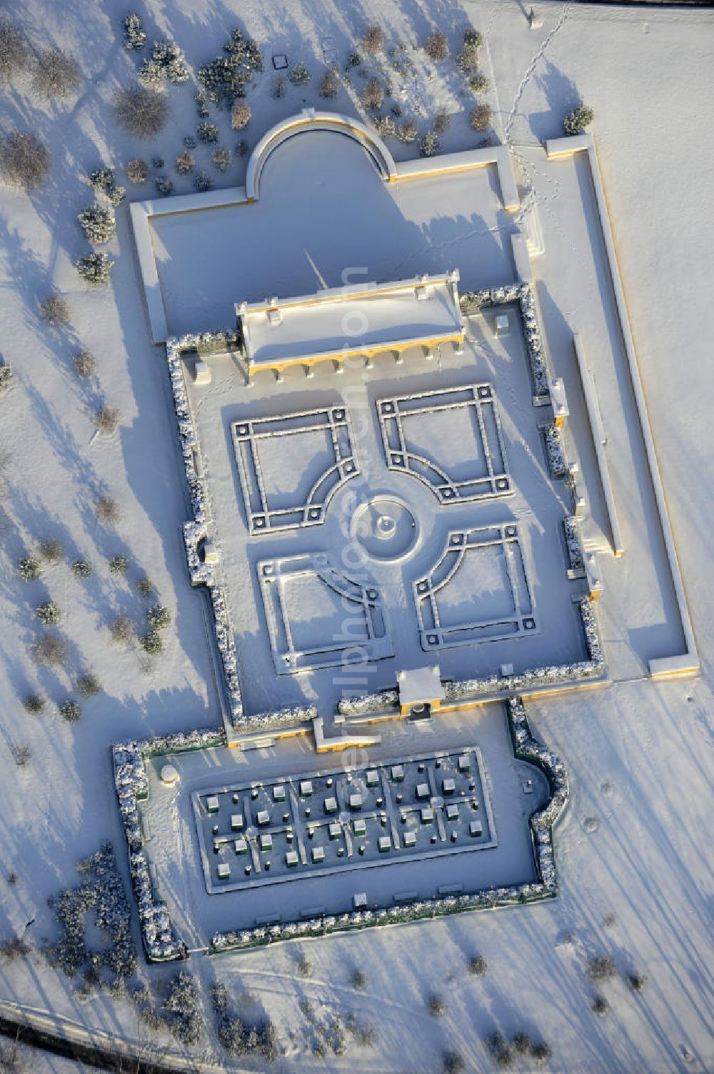 Berlin from the bird's eye view: Blick auf den winterlich verschneiten Italienischen Renaissance - Garten im Erholungspark Marzahn. Der Erholungspark Marzahn liegt im Berliner Bezirk Marzahn-Hellersdorf am nördlichen Fuß des Kienbergs. 2005 wurde der Chinesische Garten im Erholungspark Marzahn als drittschönste Parkanlage Deutschlands ausgezeichnet. Wintry area of the Italian Renaissance Garden in Marzahn Recreational Park.