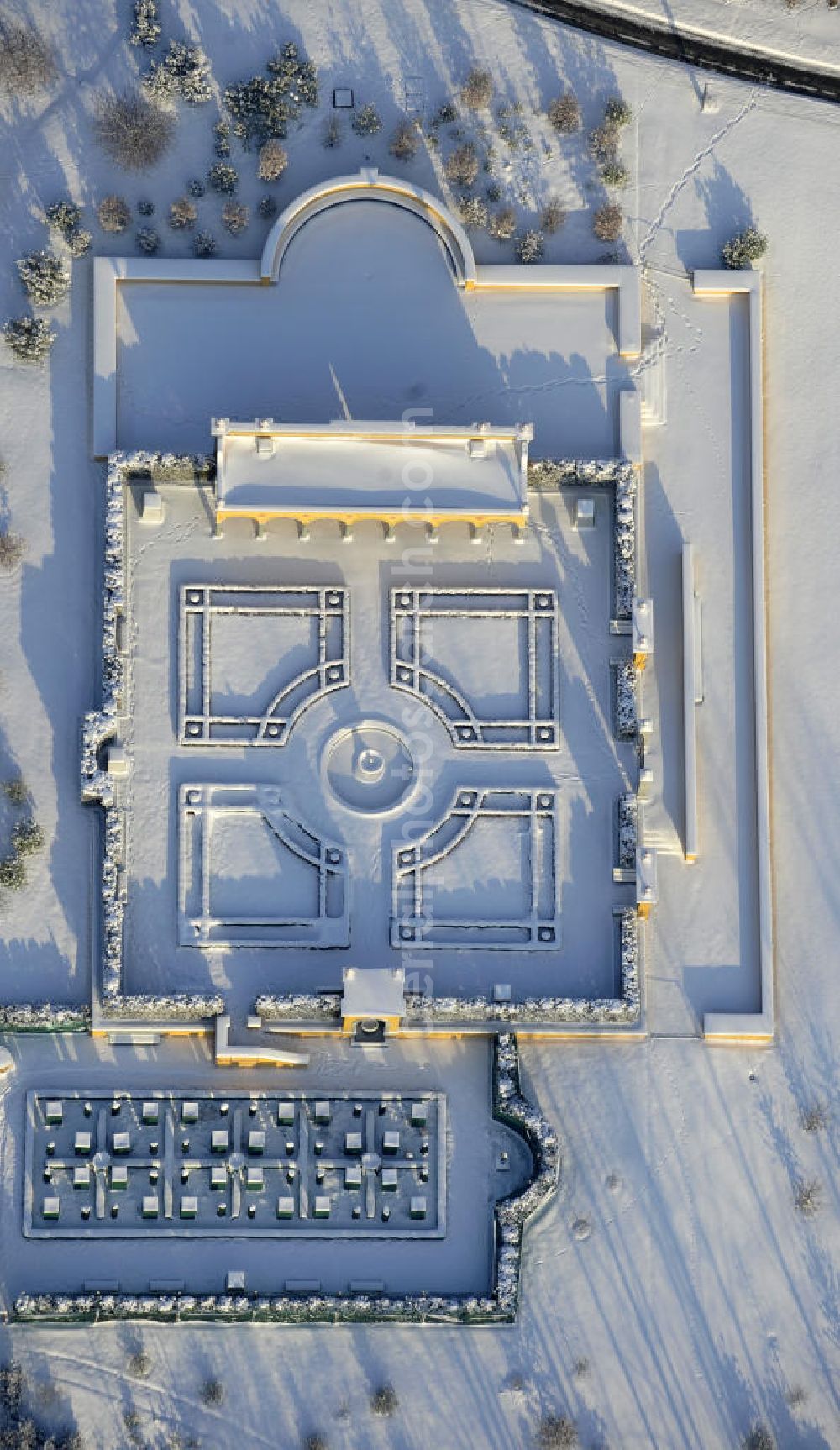 Aerial image Berlin - Blick auf den winterlich verschneiten Italienischen Renaissance - Garten im Erholungspark Marzahn. Der Erholungspark Marzahn liegt im Berliner Bezirk Marzahn-Hellersdorf am nördlichen Fuß des Kienbergs. 2005 wurde der Chinesische Garten im Erholungspark Marzahn als drittschönste Parkanlage Deutschlands ausgezeichnet. Wintry area of the Italian Renaissance Garden in Marzahn Recreational Park.