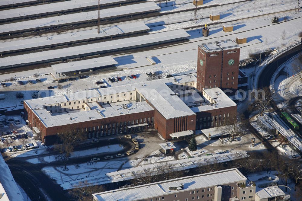 Aerial photograph Oberhausen - The snow-covered train station in Oberhausen in the winter. The local and long distance train station is a major hub in the railway passenger station of the western Ruhr area and the Lower Rhine