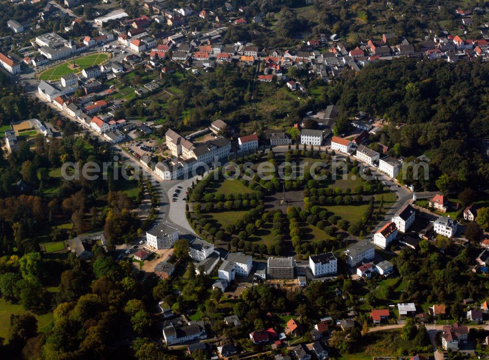 Aerial photograph Putbus - View of the central Circus square in Putbus. Neoclassical buildings line this circular space where all streets run together. A strictly structured parking facility fills the inner ring of the square, the center by a towering obelisk is marked