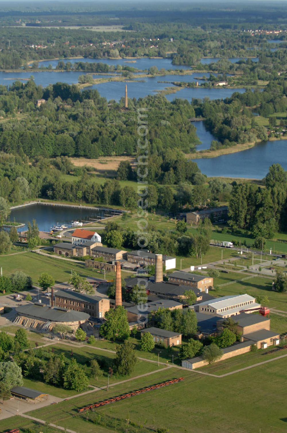 Zehdenick from above - Blick auf den Ziegeleipark Mildenberg. Ursprünglich war das Zedenicker Ziegeleirevier das größte in Europa eine der bedeutesten Industrie-Kultur-Stätten. Aus den Ziegeln, die hier gebrannt wurden, wurden große Teile Berlins und der Mark gebaut. Seit 1997 ist das 42 ha große Areal ein Museumspark. Kontakt: Ziegeleipark, Ziegelei 10, 16792 Zehdenick (Ortsteil Mildenberg), Tel. 03307 / 3 10 4 10, info@ziegeleipark.de