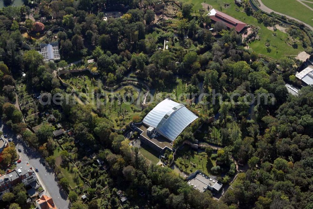 Aerial image Leipzig - Blick auf den Zoo Leipzig. Der Zoo befindet sich im Inneren der Stadt und wird zur Zeit umgebaut. Künftig soll es 6 Themenwelten geben, die Schritt für Schritt realisiert werden. Als erster fertiger Abschnitt wurde 2001 das Pongoland, die Menschenaffenanlage, eröffnet. Kontakt: Zoologischer Garten Leipzig, Pfaffendorfer Straße 29 , 04105 Leipzig - Telefon: 0341.5933385;