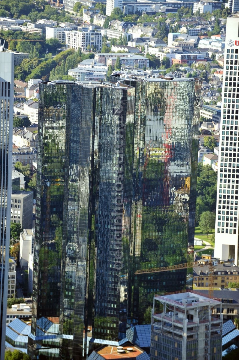 Aerial photograph Frankfurt am Main - Blick auf die Zwillingstower der Deutschen Bank. Sie werden auch als Soll und Haben, Zwillingstürme oder Deutsche Bank I und II bezeichnet. Aufgrund ihrer Medienpräsenz gehören die Doppeltürme zu den bekanntesten Gebäuden in Deutschland. Der Komplex entstand 1979 bis 1984 nach den Entwürfen von Walter Hanig, Heinz Scheid und Johannes Schmidt und wurde inzwischen umfassend modernisiert. View of the Twin Towers of the Deutsche Bank. The complex was built 1979-1984, designed by Walter Hanig, Heinz Schmidt and John Scheid and has since been modernized.