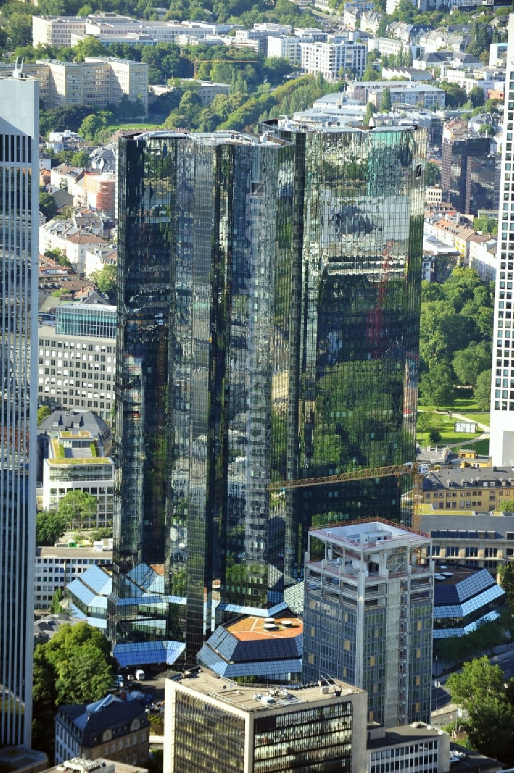 Frankfurt am Main from the bird's eye view: Blick auf die Zwillingstower der Deutschen Bank. Sie werden auch als Soll und Haben, Zwillingstürme oder Deutsche Bank I und II bezeichnet. Aufgrund ihrer Medienpräsenz gehören die Doppeltürme zu den bekanntesten Gebäuden in Deutschland. Der Komplex entstand 1979 bis 1984 nach den Entwürfen von Walter Hanig, Heinz Scheid und Johannes Schmidt und wurde inzwischen umfassend modernisiert. View of the Twin Towers of the Deutsche Bank. The complex was built 1979-1984, designed by Walter Hanig, Heinz Schmidt and John Scheid and has since been modernized.