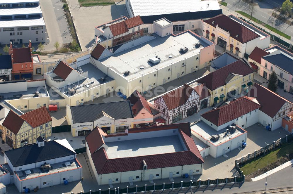 Wustermark OT Elstal from above - Blick auf das Designer Outlet Berlin. Das im Stil eines Dorf errichtete Outlet, ist ein Projekt der Einwicklungs- und Betreibergesellschaft McArthurGlen gemeinsam mit Henderson Global Investors. View of the Berlin Designer Outlet in Elstal.