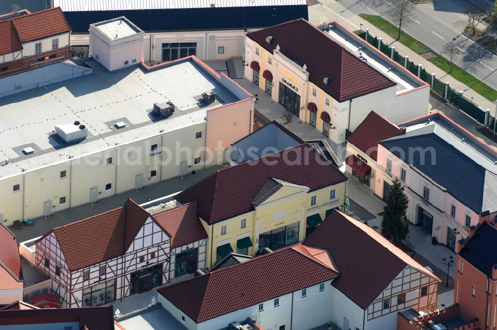 Wustermark OT Elstal from the bird's eye view: Blick auf das Designer Outlet Berlin. Das im Stil eines Dorf errichtete Outlet, ist ein Projekt der Einwicklungs- und Betreibergesellschaft McArthurGlen gemeinsam mit Henderson Global Investors. View of the Berlin Designer Outlet in Elstal.