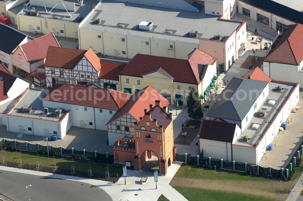 Aerial photograph Wustermark OT Elstal - Blick auf das Designer Outlet Berlin. Das im Stil eines Dorf errichtete Outlet, ist ein Projekt der Einwicklungs- und Betreibergesellschaft McArthurGlen gemeinsam mit Henderson Global Investors. View of the Berlin Designer Outlet in Elstal.