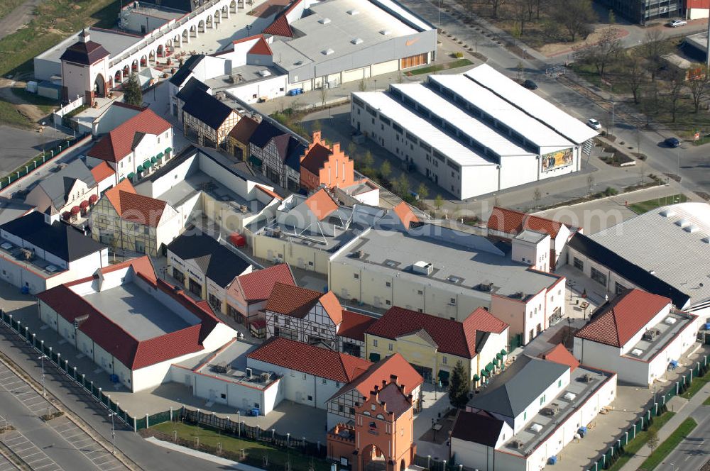 Wustermark OT Elstal from above - Blick auf das Designer Outlet Berlin. Das im Stil eines Dorf errichtete Outlet, ist ein Projekt der Einwicklungs- und Betreibergesellschaft McArthurGlen gemeinsam mit Henderson Global Investors. View of the Berlin Designer Outlet in Elstal.