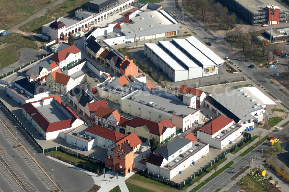 Wustermark OT Elstal from the bird's eye view: Blick auf das Designer Outlet Berlin. Das im Stil eines Dorf errichtete Outlet, ist ein Projekt der Einwicklungs- und Betreibergesellschaft McArthurGlen gemeinsam mit Henderson Global Investors. View of the Berlin Designer Outlet in Elstal.