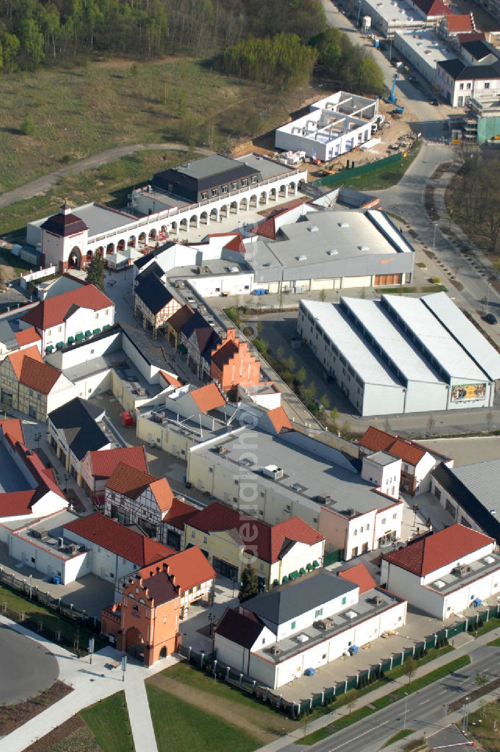 Aerial image Wustermark OT Elstal - Blick auf das Designer Outlet Berlin. Das im Stil eines Dorf errichtete Outlet, ist ein Projekt der Einwicklungs- und Betreibergesellschaft McArthurGlen gemeinsam mit Henderson Global Investors. View of the Berlin Designer Outlet in Elstal.