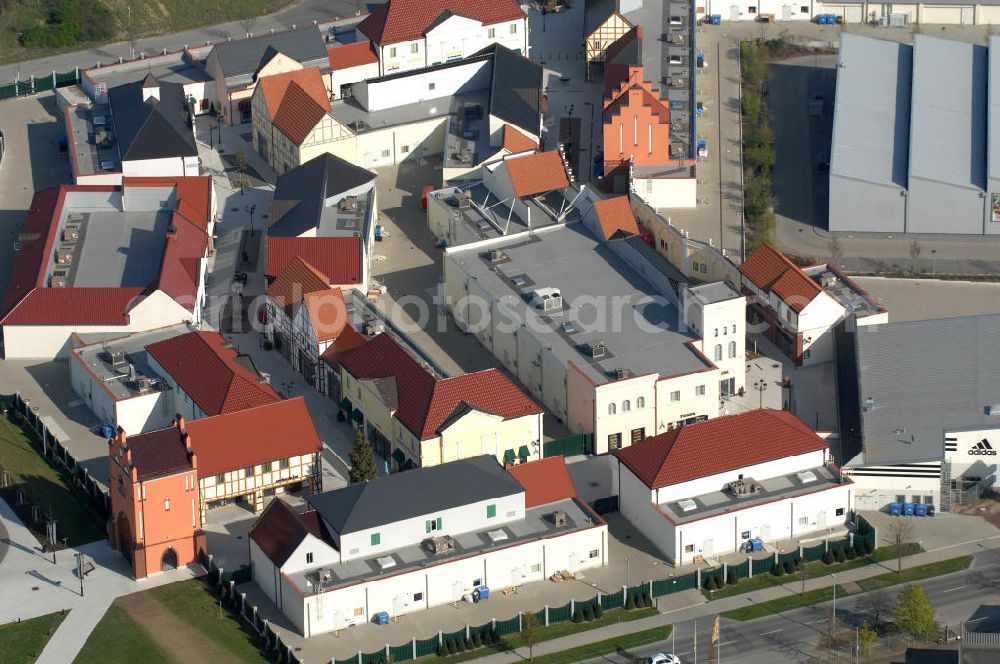 Aerial photograph Wustermark OT Elstal - Blick auf das Designer Outlet Berlin. Das im Stil eines Dorf errichtete Outlet, ist ein Projekt der Einwicklungs- und Betreibergesellschaft McArthurGlen gemeinsam mit Henderson Global Investors. View of the Berlin Designer Outlet in Elstal.