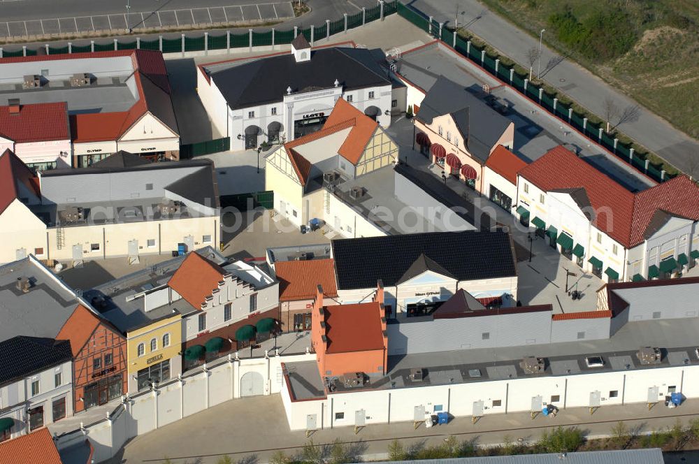 Aerial photograph Wustermark OT Elstal - Blick auf das Designer Outlet Berlin. Das im Stil eines Dorf errichtete Outlet, ist ein Projekt der Einwicklungs- und Betreibergesellschaft McArthurGlen gemeinsam mit Henderson Global Investors. View of the Berlin Designer Outlet in Elstal.