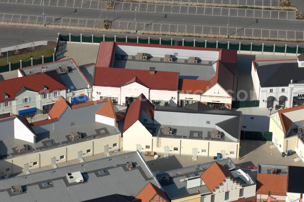 Wustermark OT Elstal from the bird's eye view: Blick auf das Designer Outlet Berlin. Das im Stil eines Dorf errichtete Outlet, ist ein Projekt der Einwicklungs- und Betreibergesellschaft McArthurGlen gemeinsam mit Henderson Global Investors. View of the Berlin Designer Outlet in Elstal.