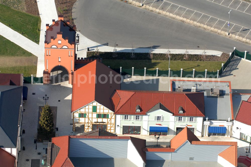 Aerial photograph Wustermark OT Elstal - Blick auf das Designer Outlet Berlin. Das im Stil eines Dorf errichtete Outlet, ist ein Projekt der Einwicklungs- und Betreibergesellschaft McArthurGlen gemeinsam mit Henderson Global Investors. View of the Berlin Designer Outlet in Elstal.