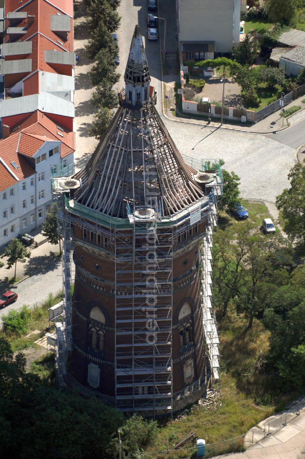 Dessau-Roßlau from the bird's eye view: Blick auf den Neuen Wasserturm am Lutherplatz, ein Wahrzeichen der Stadt Dessau. Der Wasserturm aus dem Jahr 1897 ist 63,50 m hoch und sein Wasserbehälter hat ein Fassungsvermögen von über 1000 Kubikmetern. Erbauer ist der Dessauer Stadtbaumeister und Architekt Paul Engel. Der Turm ist im Stil des Eklektizismus erbaut. Im Februar 1995 wurde der Neue Wasserturm als Einzeldenkmal in das Denkmalverzeichnis der Stadt Dessau aufgenommen.