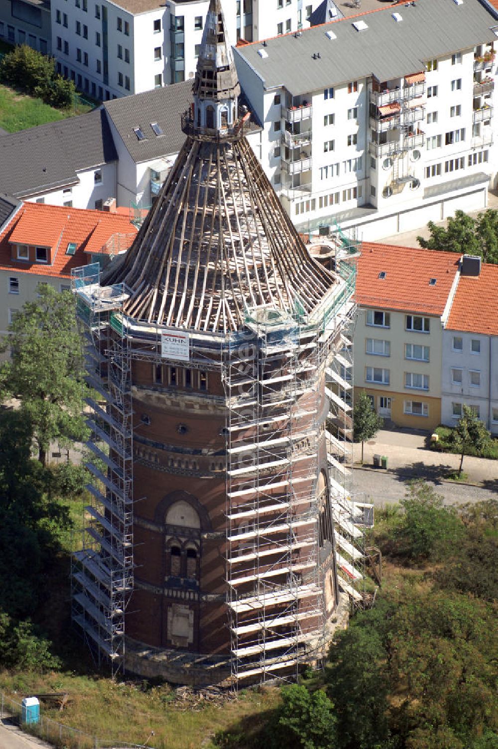 Aerial image Dessau-Roßlau - Blick auf den Neuen Wasserturm am Lutherplatz, ein Wahrzeichen der Stadt Dessau. Der Wasserturm aus dem Jahr 1897 ist 63,50 m hoch und sein Wasserbehälter hat ein Fassungsvermögen von über 1000 Kubikmetern. Erbauer ist der Dessauer Stadtbaumeister und Architekt Paul Engel. Der Turm ist im Stil des Eklektizismus erbaut. Im Februar 1995 wurde der Neue Wasserturm als Einzeldenkmal in das Denkmalverzeichnis der Stadt Dessau aufgenommen.