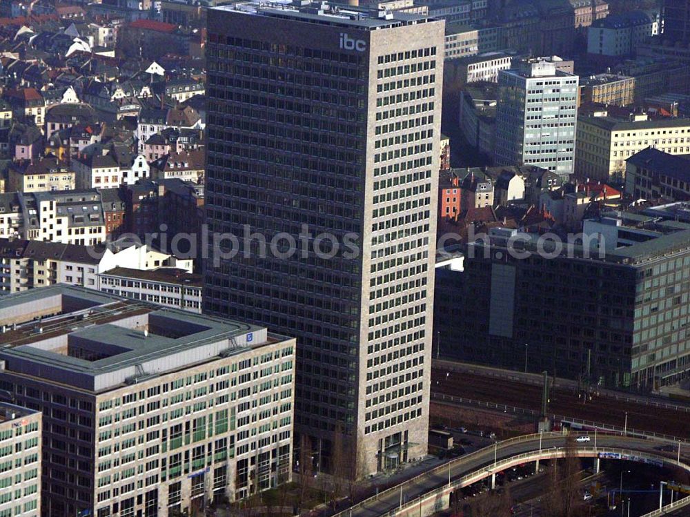 Frankfurt Main / Hessen from the bird's eye view: 16.01.2006: Das Hochhaus Investment Banking Center (IBC) der Deutschen Bank in Frankfurt. Höhe(m) 360; Etagen: 30; Nutzfl.(qm): 130000; Errichtungsjahr: 2003; Adresse: Theodor-Heuss-Allee 70; Architekt: Köhler Architekten (Frankfurt); Anmerkung: Facts Baubeginn Ende 2001