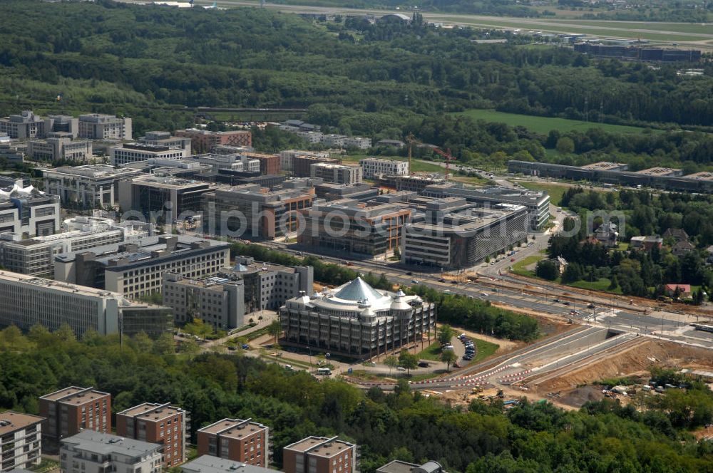 LUXEMBURG from above - Gebäude der Deutsche Bank Luxembourg S.A. 2, im Bankenviertel am Boulevard Konrad Adenauer im seit 1990 neu errichteten Stadtteil Kirchberg in L-1115 Luxembourg.