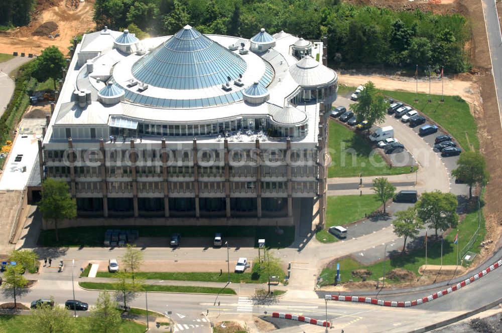 LUXEMBURG from the bird's eye view: Gebäude der Deutsche Bank Luxembourg S.A. 2, im Bankenviertel am Boulevard Konrad Adenauer im seit 1990 neu errichteten Stadtteil Kirchberg in L-1115 Luxembourg.