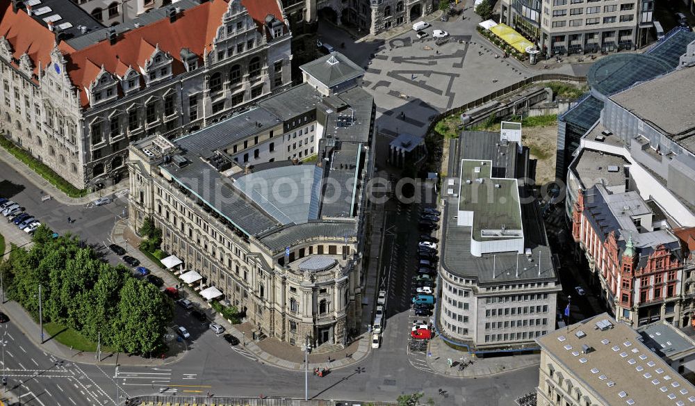 Aerial photograph Leipzig - Die Niederlassung der Deutschen Bank in Leipzig (links) und das Merkurhaus, das als Veranstaltungsstätte genutzt wird. The headquarters of the Deutsche Bank in Leipzig (left) and the Mercury House, which is used as a venue.