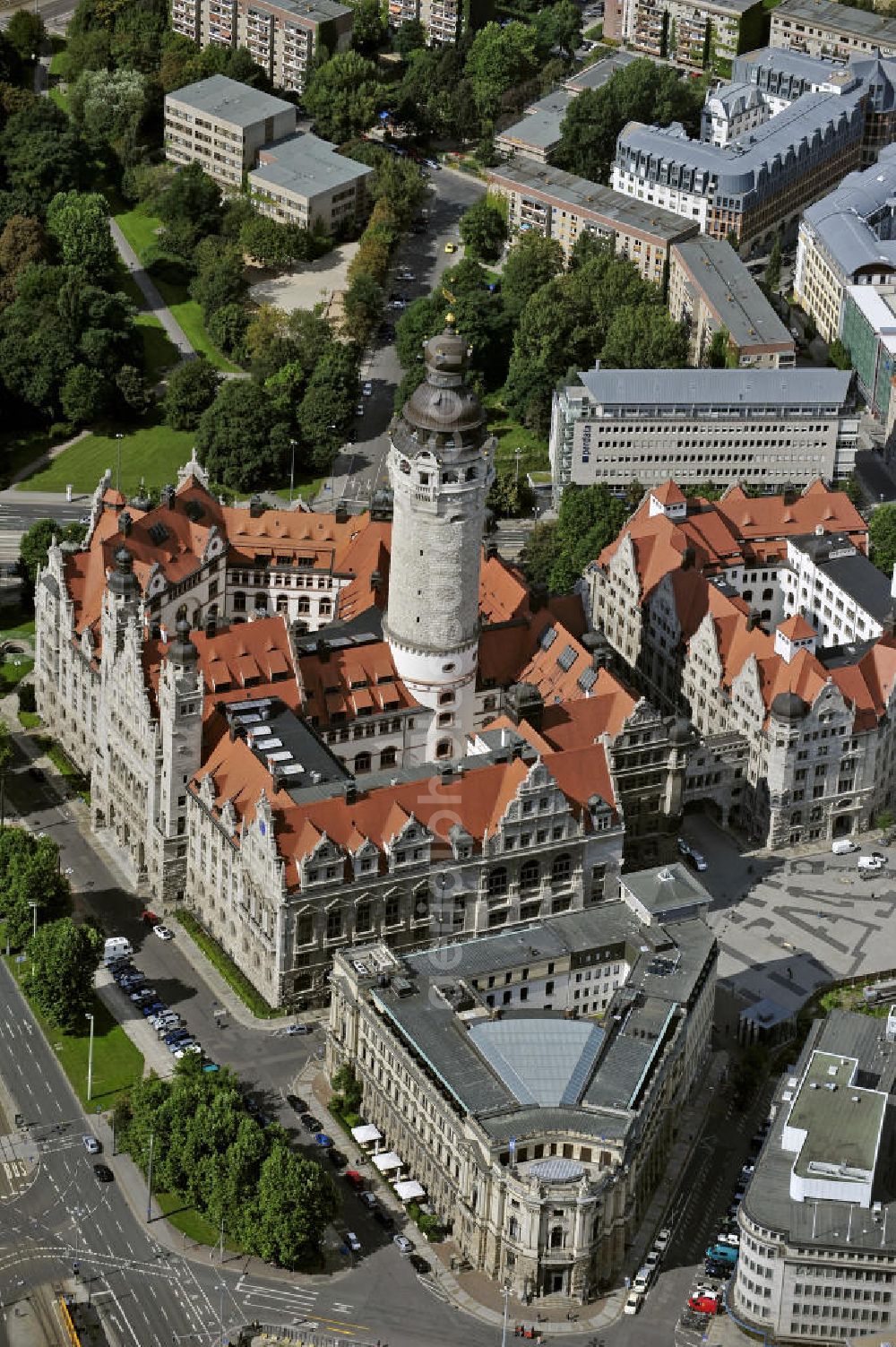 Aerial photograph Leipzig - Die Niederlassung der Deutschen Bank in Leipzig (vorn) und das Neue Rathaus am südlichen Stadtring. The headquarters of the Deutsche Bank in Leipzig (front) and the New Town Hall on the southern ring road.