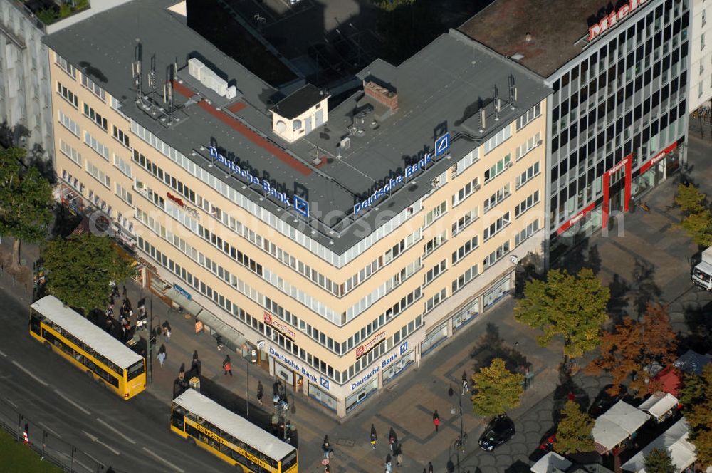 Berlin from the bird's eye view: Blick auf die Deutsche Bank Privat- und Geschäftskunden AG Filiale am Wittenbergplatz an der Tauentzienstr. 1 in 10789 Berlin. Filialleiter: Herr Torsten Scheibe