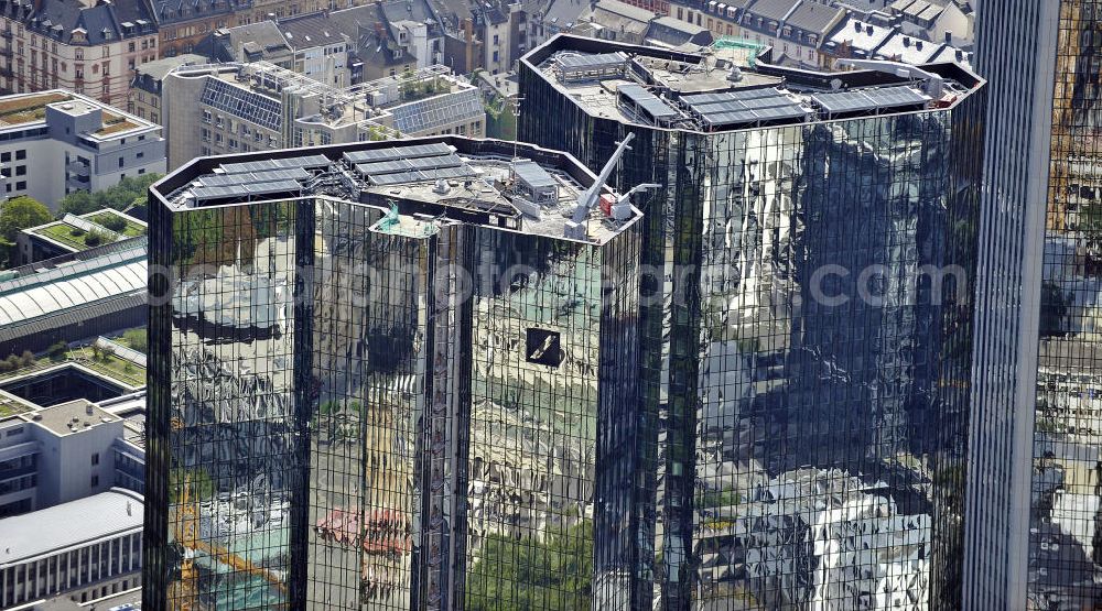 Aerial image Frankfurt am Main - Blick auf die Zwillingstower der Deutschen Bank. Sie werden auch als Soll und Haben, Zwillingstürme oder Deutsche Bank I und II bezeichnet. Aufgrund ihrer Medienpräsenz gehören die Doppeltürme zu den bekanntesten Gebäuden in Deutschland. Der Komplex entstand 1979 bis 1984 nach den Entwürfen von Walter Hanig, Heinz Scheid und Johannes Schmidt und wurde inzwischen umfassend modernisiert. View of the Twin Towers of the Deutsche Bank. The complex was built 1979-1984, designed by Walter Hanig, Heinz Schmidt and John Scheid and has since been modernized.