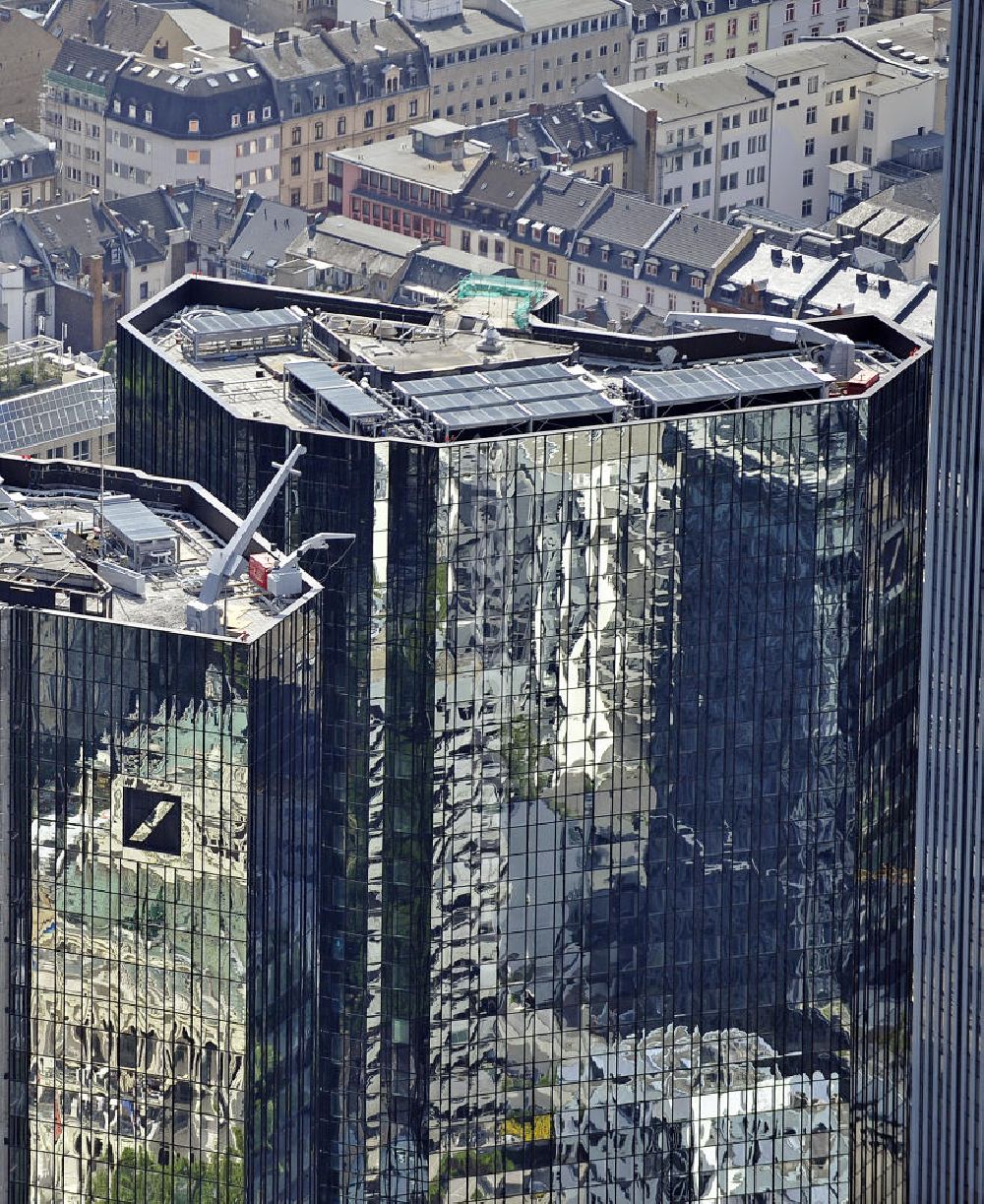 Aerial photograph Frankfurt am Main - Blick auf die Zwillingstower der Deutschen Bank. Sie werden auch als Soll und Haben, Zwillingstürme oder Deutsche Bank I und II bezeichnet. Aufgrund ihrer Medienpräsenz gehören die Doppeltürme zu den bekanntesten Gebäuden in Deutschland. Der Komplex entstand 1979 bis 1984 nach den Entwürfen von Walter Hanig, Heinz Scheid und Johannes Schmidt und wurde inzwischen umfassend modernisiert. View of the Twin Towers of the Deutsche Bank. The complex was built 1979-1984, designed by Walter Hanig, Heinz Schmidt and John Scheid and has since been modernized.