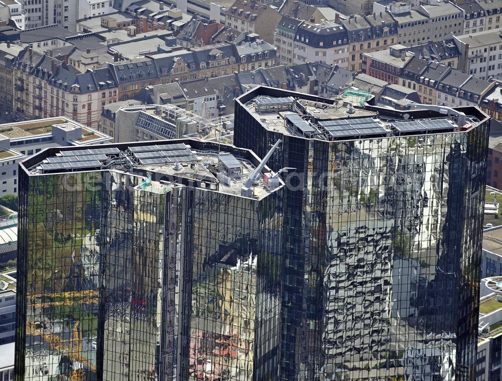 Frankfurt am Main from above - Blick auf die Zwillingstower der Deutschen Bank. Sie werden auch als Soll und Haben, Zwillingstürme oder Deutsche Bank I und II bezeichnet. Aufgrund ihrer Medienpräsenz gehören die Doppeltürme zu den bekanntesten Gebäuden in Deutschland. Der Komplex entstand 1979 bis 1984 nach den Entwürfen von Walter Hanig, Heinz Scheid und Johannes Schmidt und wurde inzwischen umfassend modernisiert. View of the Twin Towers of the Deutsche Bank. The complex was built 1979-1984, designed by Walter Hanig, Heinz Schmidt and John Scheid and has since been modernized.