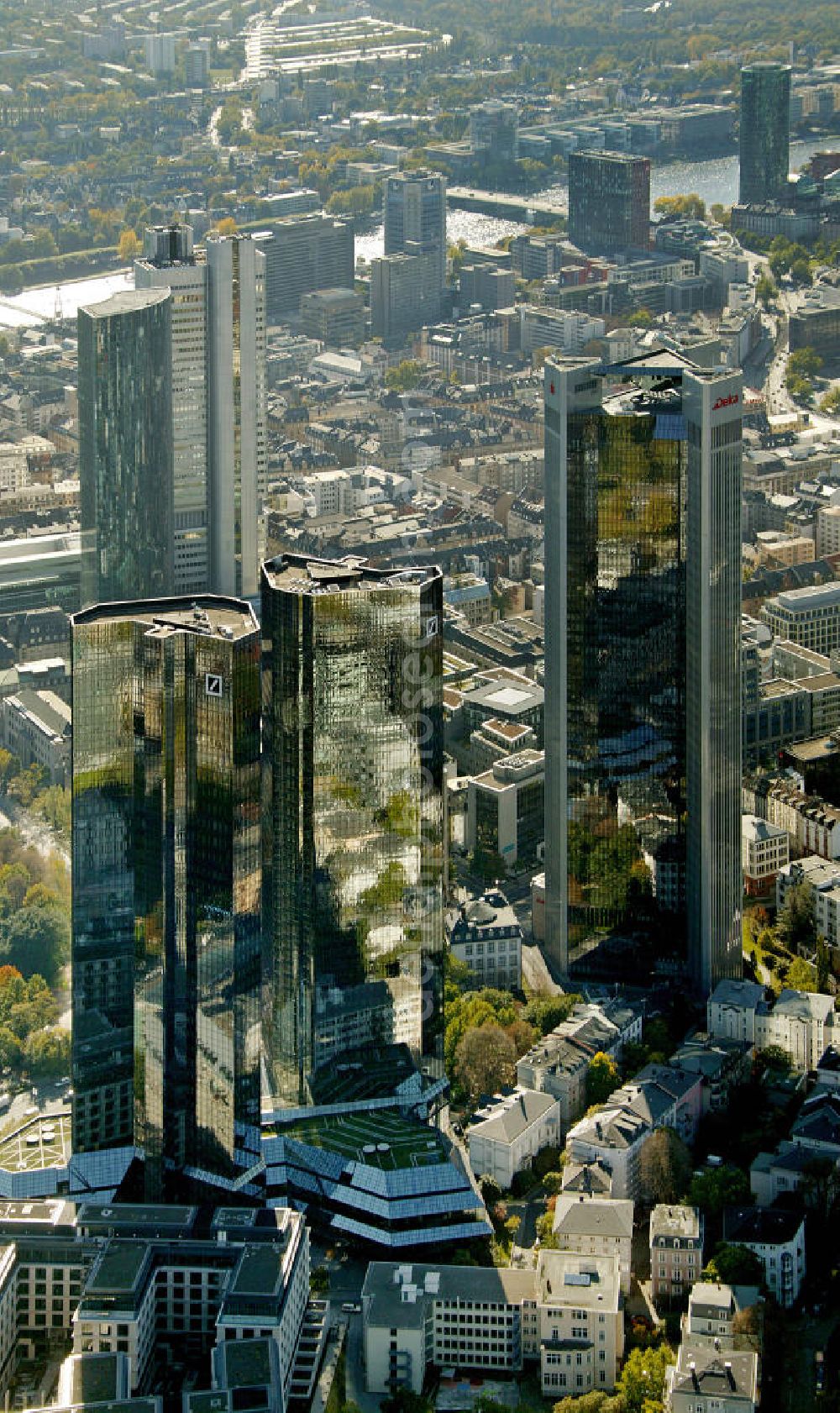 Frankfurt am Main from the bird's eye view: Blick auf die Zwillingstower der Deutschen Bank. Sie werden auch als Soll und Haben, Zwillingstürme oder Deutsche Bank I und II bezeichnet. Aufgrund ihrer Medienpräsenz gehören die Doppeltürme zu den bekanntesten Gebäuden in Deutschland. Der Komplex entstand 1979 bis 1984 nach den Entwürfen von Walter Hanig, Heinz Scheid und Johannes Schmidt und wurde inzwischen umfassend modernisiert. View of the Twin Towers of the Deutsche Bank. The complex was built 1979-1984, designed by Walter Hanig, Heinz Schmidt and John Scheid and has since been modernized.