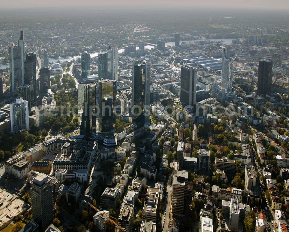 Aerial image Frankfurt am Main - Blick auf die Zwillingstower der Deutschen Bank. Sie werden auch als Soll und Haben, Zwillingstürme oder Deutsche Bank I und II bezeichnet. Aufgrund ihrer Medienpräsenz gehören die Doppeltürme zu den bekanntesten Gebäuden in Deutschland. Der Komplex entstand 1979 bis 1984 nach den Entwürfen von Walter Hanig, Heinz Scheid und Johannes Schmidt und wurde inzwischen umfassend modernisiert. View of the Twin Towers of the Deutsche Bank. The complex was built 1979-1984, designed by Walter Hanig, Heinz Schmidt and John Scheid and has since been modernized.