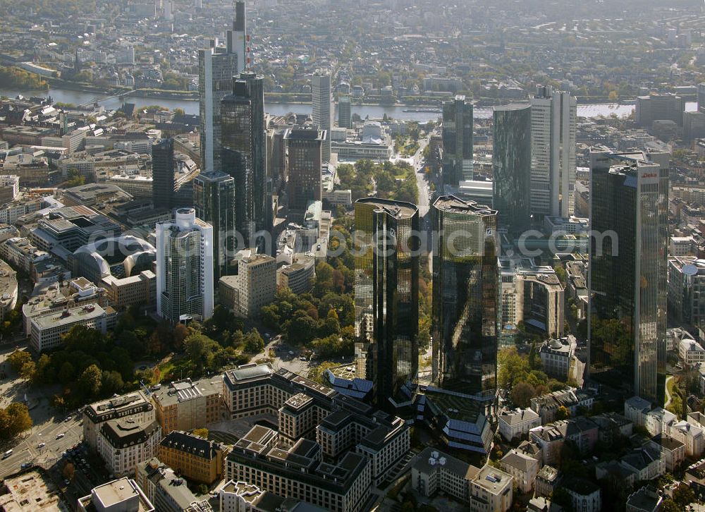 Aerial photograph Frankfurt am Main - Blick auf die Zwillingstower der Deutschen Bank. Sie werden auch als Soll und Haben, Zwillingstürme oder Deutsche Bank I und II bezeichnet. Aufgrund ihrer Medienpräsenz gehören die Doppeltürme zu den bekanntesten Gebäuden in Deutschland. Der Komplex entstand 1979 bis 1984 nach den Entwürfen von Walter Hanig, Heinz Scheid und Johannes Schmidt und wurde inzwischen umfassend modernisiert. View of the Twin Towers of the Deutsche Bank. The complex was built 1979-1984, designed by Walter Hanig, Heinz Schmidt and John Scheid and has since been modernized.