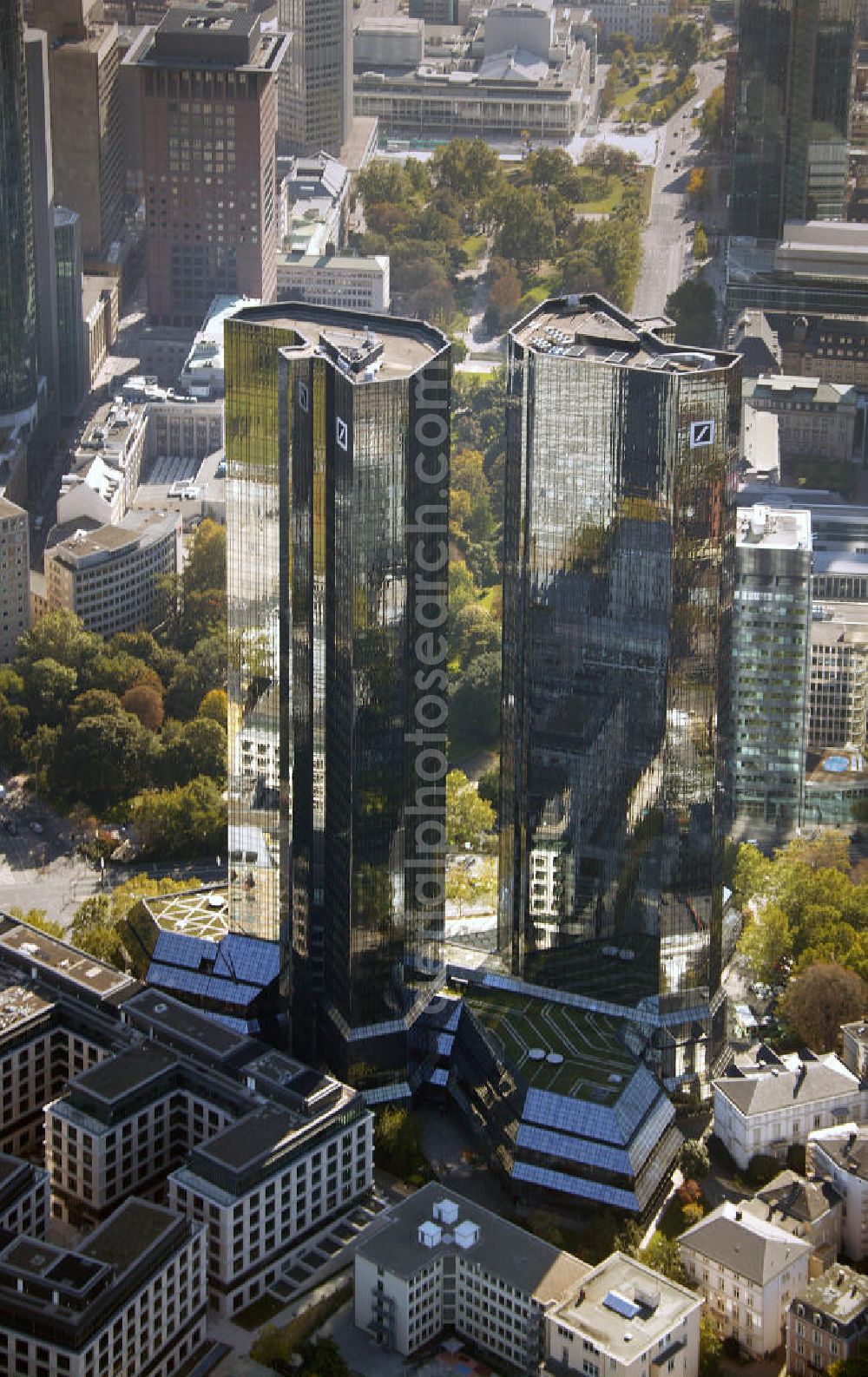 Frankfurt am Main from above - Blick auf die Zwillingstower der Deutschen Bank. Sie werden auch als Soll und Haben, Zwillingstürme oder Deutsche Bank I und II bezeichnet. Aufgrund ihrer Medienpräsenz gehören die Doppeltürme zu den bekanntesten Gebäuden in Deutschland. Der Komplex entstand 1979 bis 1984 nach den Entwürfen von Walter Hanig, Heinz Scheid und Johannes Schmidt und wurde inzwischen umfassend modernisiert. View of the Twin Towers of the Deutsche Bank. The complex was built 1979-1984, designed by Walter Hanig, Heinz Schmidt and John Scheid and has since been modernized.