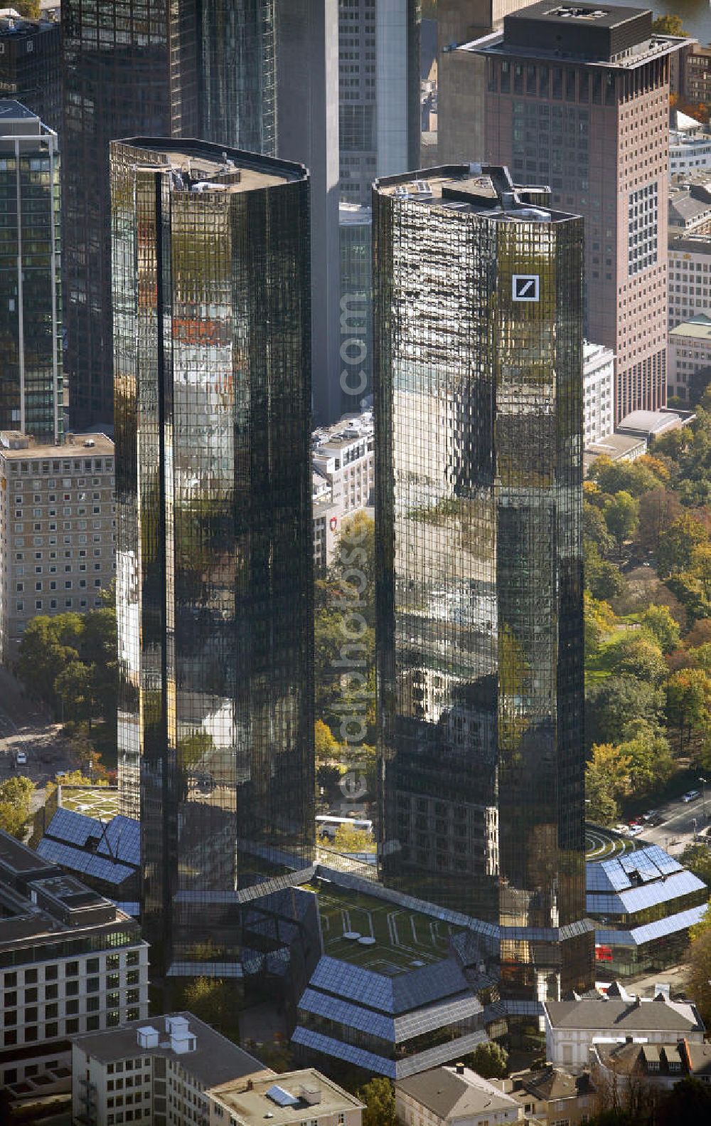 Frankfurt am Main from the bird's eye view: Blick auf die Zwillingstower der Deutschen Bank. Sie werden auch als Soll und Haben, Zwillingstürme oder Deutsche Bank I und II bezeichnet. Aufgrund ihrer Medienpräsenz gehören die Doppeltürme zu den bekanntesten Gebäuden in Deutschland. Der Komplex entstand 1979 bis 1984 nach den Entwürfen von Walter Hanig, Heinz Scheid und Johannes Schmidt und wurde inzwischen umfassend modernisiert. View of the Twin Towers of the Deutsche Bank. The complex was built 1979-1984, designed by Walter Hanig, Heinz Schmidt and John Scheid and has since been modernized.