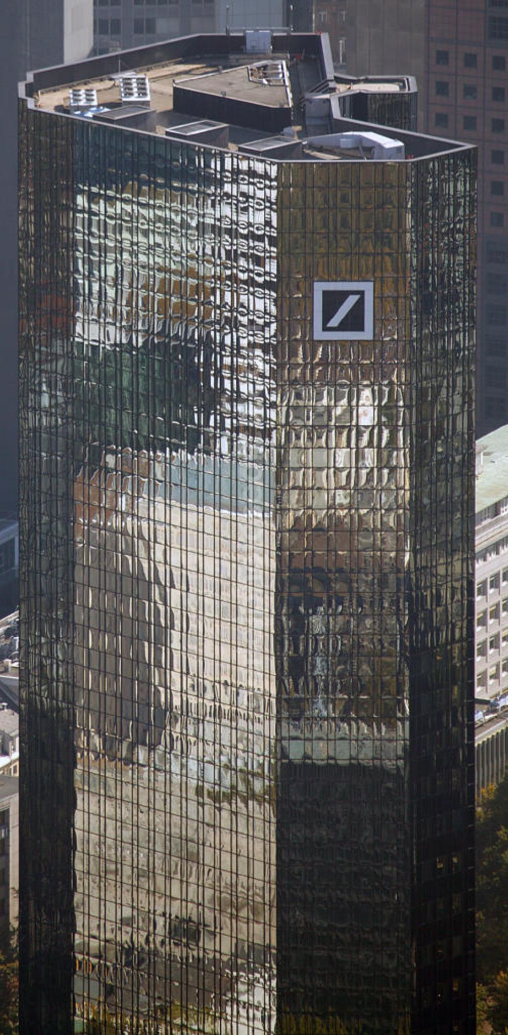 Aerial image Frankfurt am Main - Blick auf die Zwillingstower der Deutschen Bank. Sie werden auch als Soll und Haben, Zwillingstürme oder Deutsche Bank I und II bezeichnet. Aufgrund ihrer Medienpräsenz gehören die Doppeltürme zu den bekanntesten Gebäuden in Deutschland. Der Komplex entstand 1979 bis 1984 nach den Entwürfen von Walter Hanig, Heinz Scheid und Johannes Schmidt und wurde inzwischen umfassend modernisiert. View of the Twin Towers of the Deutsche Bank. The complex was built 1979-1984, designed by Walter Hanig, Heinz Schmidt and John Scheid and has since been modernized.