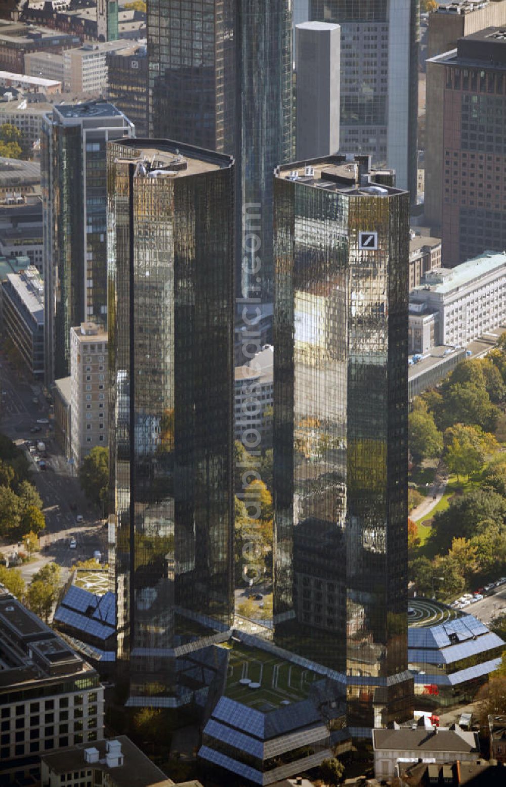 Aerial photograph Frankfurt am Main - Blick auf die Zwillingstower der Deutschen Bank. Sie werden auch als Soll und Haben, Zwillingstürme oder Deutsche Bank I und II bezeichnet. Aufgrund ihrer Medienpräsenz gehören die Doppeltürme zu den bekanntesten Gebäuden in Deutschland. Der Komplex entstand 1979 bis 1984 nach den Entwürfen von Walter Hanig, Heinz Scheid und Johannes Schmidt und wurde inzwischen umfassend modernisiert. View of the Twin Towers of the Deutsche Bank. The complex was built 1979-1984, designed by Walter Hanig, Heinz Schmidt and John Scheid and has since been modernized.