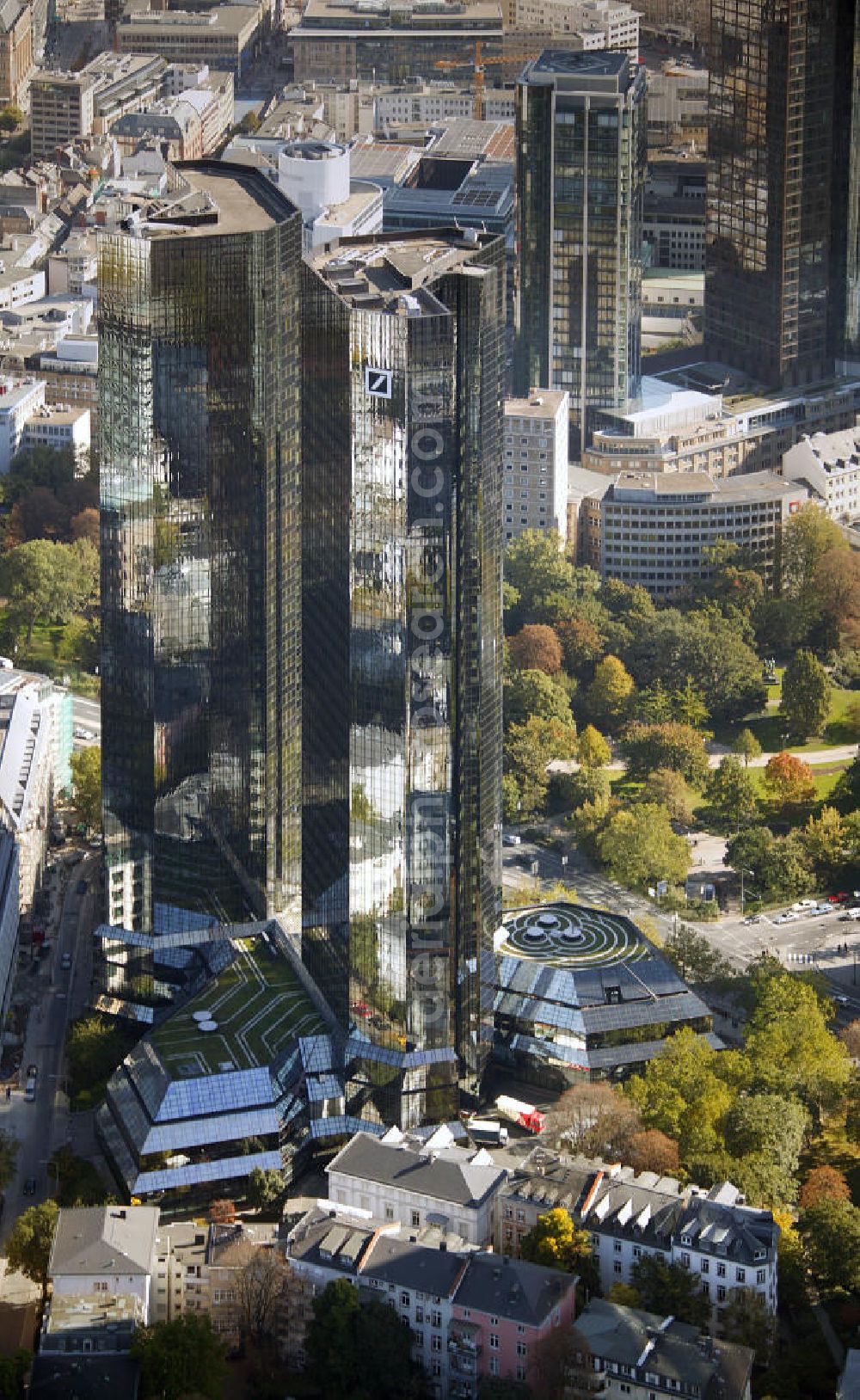 Frankfurt am Main from above - Blick auf die Zwillingstower der Deutschen Bank. Sie werden auch als Soll und Haben, Zwillingstürme oder Deutsche Bank I und II bezeichnet. Aufgrund ihrer Medienpräsenz gehören die Doppeltürme zu den bekanntesten Gebäuden in Deutschland. Der Komplex entstand 1979 bis 1984 nach den Entwürfen von Walter Hanig, Heinz Scheid und Johannes Schmidt und wurde inzwischen umfassend modernisiert. View of the Twin Towers of the Deutsche Bank. The complex was built 1979-1984, designed by Walter Hanig, Heinz Schmidt and John Scheid and has since been modernized.