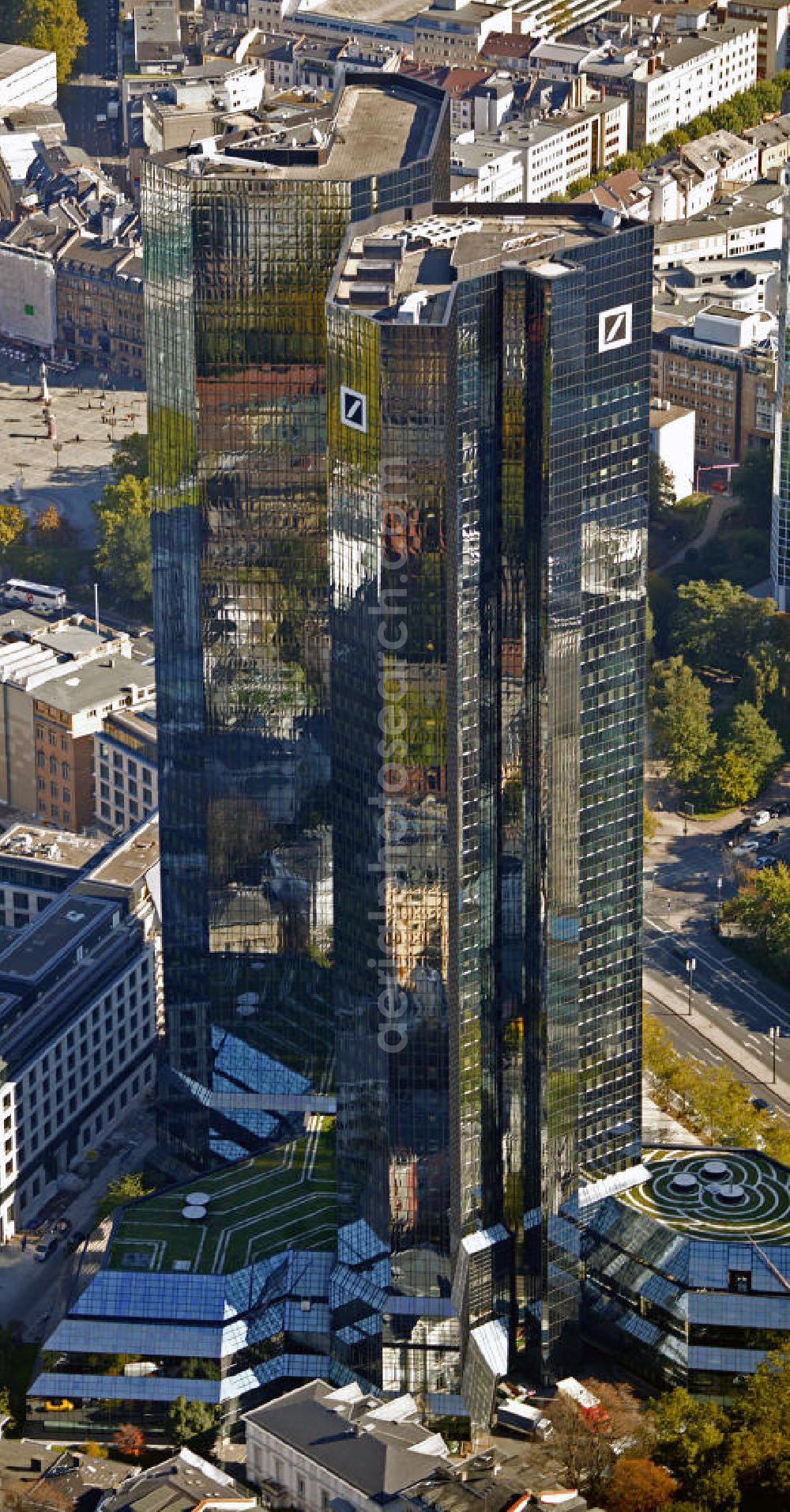 Aerial image Frankfurt am Main - Blick auf die Zwillingstower der Deutschen Bank. Sie werden auch als Soll und Haben, Zwillingstürme oder Deutsche Bank I und II bezeichnet. Aufgrund ihrer Medienpräsenz gehören die Doppeltürme zu den bekanntesten Gebäuden in Deutschland. Der Komplex entstand 1979 bis 1984 nach den Entwürfen von Walter Hanig, Heinz Scheid und Johannes Schmidt und wurde inzwischen umfassend modernisiert. View of the Twin Towers of the Deutsche Bank. The complex was built 1979-1984, designed by Walter Hanig, Heinz Schmidt and John Scheid and has since been modernized.