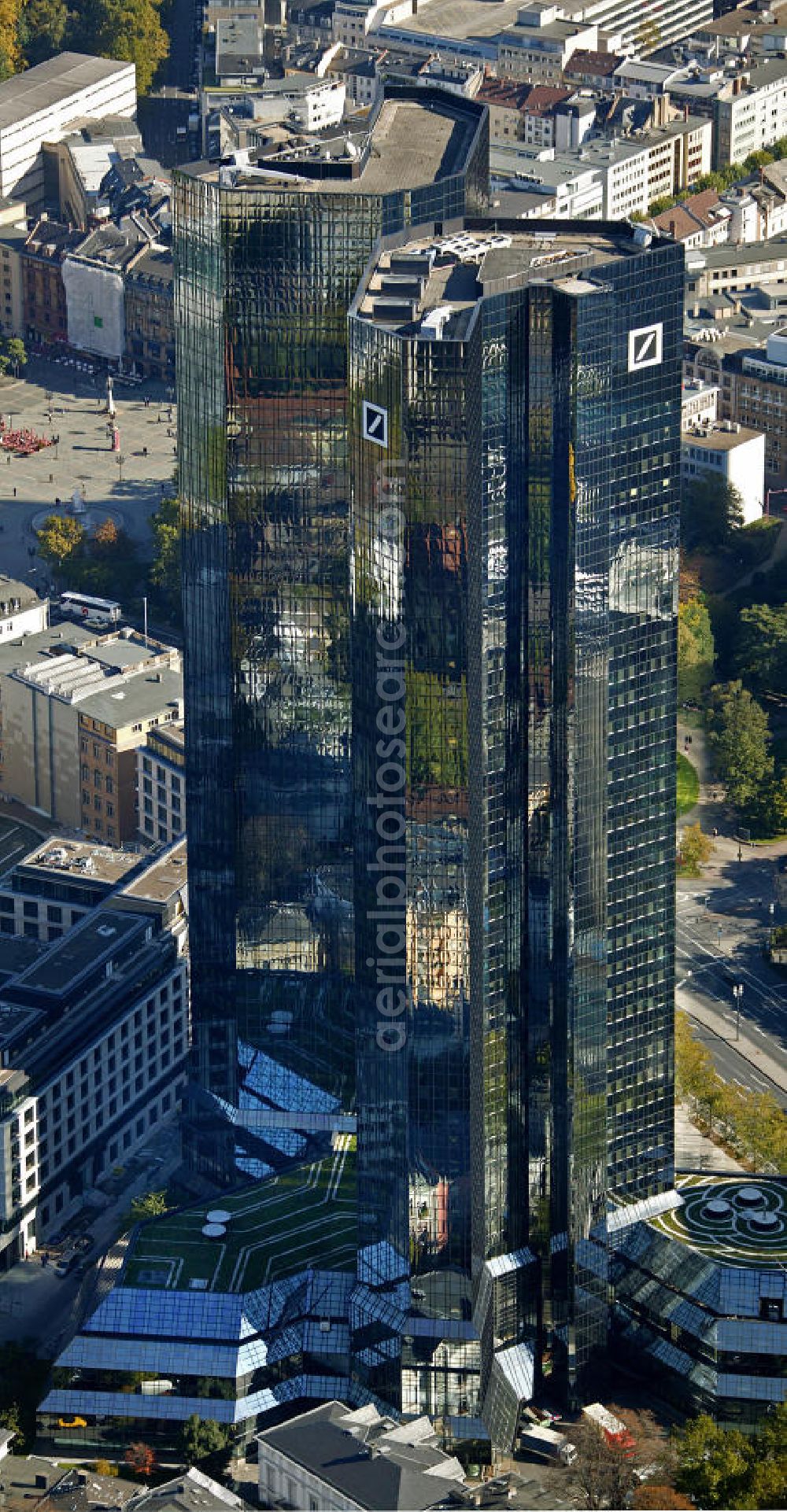 Aerial photograph Frankfurt am Main - Blick auf die Zwillingstower der Deutschen Bank. Sie werden auch als Soll und Haben, Zwillingstürme oder Deutsche Bank I und II bezeichnet. Aufgrund ihrer Medienpräsenz gehören die Doppeltürme zu den bekanntesten Gebäuden in Deutschland. Der Komplex entstand 1979 bis 1984 nach den Entwürfen von Walter Hanig, Heinz Scheid und Johannes Schmidt und wurde inzwischen umfassend modernisiert. View of the Twin Towers of the Deutsche Bank. The complex was built 1979-1984, designed by Walter Hanig, Heinz Schmidt and John Scheid and has since been modernized.