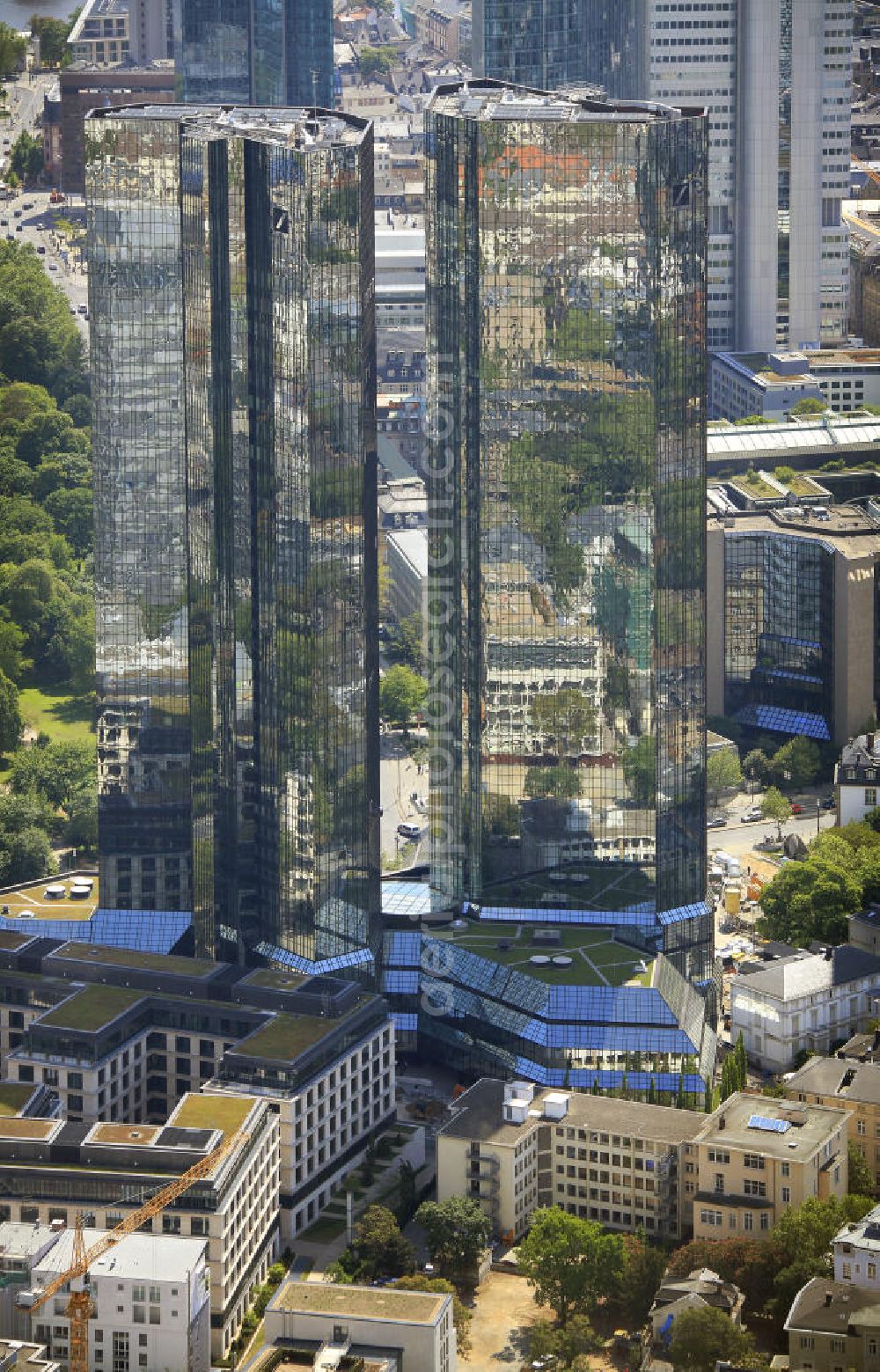 Aerial image Frankfurt am Main - Blick auf die Zwillingstower der Deutschen Bank. Sie werden auch als Soll und Haben, Zwillingstürme oder Deutsche Bank I und II bezeichnet. Aufgrund ihrer Medienpräsenz gehören die Doppeltürme zu den bekanntesten Gebäuden in Deutschland. Der Komplex entstand 1979 bis 1984 nach den Entwürfen von Walter Hanig, Heinz Scheid und Johannes Schmidt und wurde inzwischen umfassend modernisiert. View of the Twin Towers of the Deutsche Bank. The complex was built 1979-1984, designed by Walter Hanig, Heinz Schmidt and John Scheid and has since been modernized.