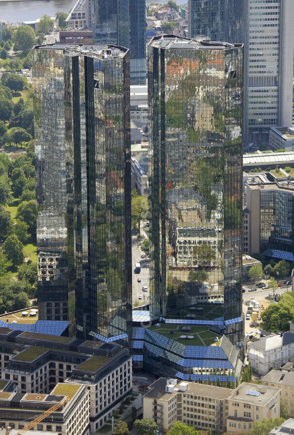 Aerial photograph Frankfurt am Main - Blick auf die Zwillingstower der Deutschen Bank. Sie werden auch als Soll und Haben, Zwillingstürme oder Deutsche Bank I und II bezeichnet. Aufgrund ihrer Medienpräsenz gehören die Doppeltürme zu den bekanntesten Gebäuden in Deutschland. Der Komplex entstand 1979 bis 1984 nach den Entwürfen von Walter Hanig, Heinz Scheid und Johannes Schmidt und wurde inzwischen umfassend modernisiert. View of the Twin Towers of the Deutsche Bank. The complex was built 1979-1984, designed by Walter Hanig, Heinz Schmidt and John Scheid and has since been modernized.