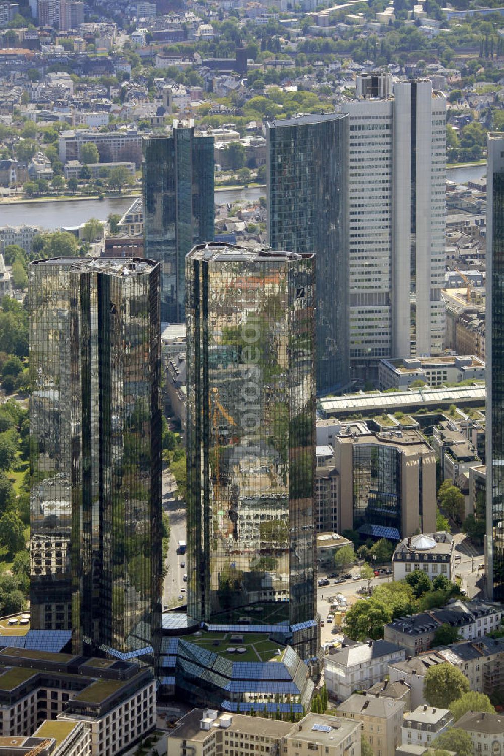 Frankfurt am Main from above - Blick auf die Zwillingstower der Deutschen Bank. Sie werden auch als Soll und Haben, Zwillingstürme oder Deutsche Bank I und II bezeichnet. Aufgrund ihrer Medienpräsenz gehören die Doppeltürme zu den bekanntesten Gebäuden in Deutschland. Der Komplex entstand 1979 bis 1984 nach den Entwürfen von Walter Hanig, Heinz Scheid und Johannes Schmidt und wurde inzwischen umfassend modernisiert. View of the Twin Towers of the Deutsche Bank. The complex was built 1979-1984, designed by Walter Hanig, Heinz Schmidt and John Scheid and has since been modernized.