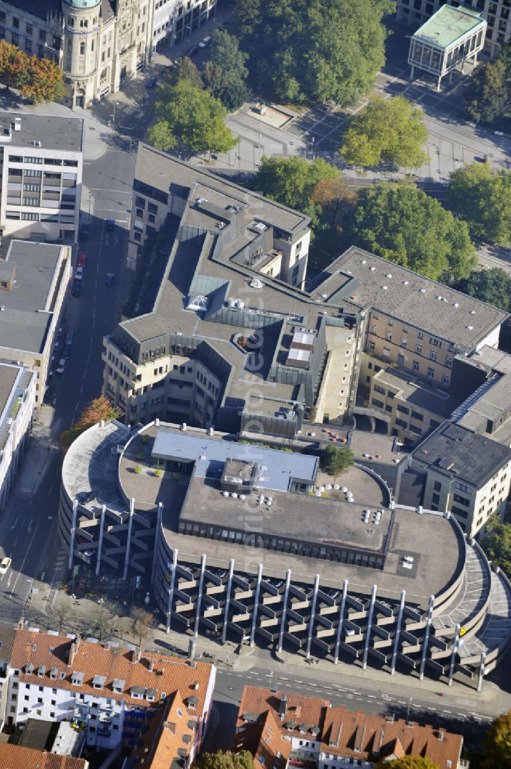 Hannover from the bird's eye view: Blick auf ein Parkhaus in der Osterstraße und die Deutsche Bundesbank in Hannover. View to an parking block and the german central bank in the Osterstraße in Hannover.