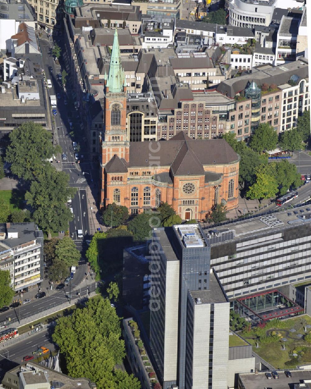 Aerial image Düsseldorf - Sicht auf die Hauptverwaltung der Deutschen Bundesbank und auf die Johanneskirche in der Stadtmitte.Die Kirche wurde Ende des 19. Jahrhunderts erbaut und im Juni 2008 begannen Umbauarbeiten im Innenraum der Kirche.View to the German Central Bank and the Johanniskirche in the town centre of Duesseldorf. The church was built in tne 19th century and was restored in 2008.