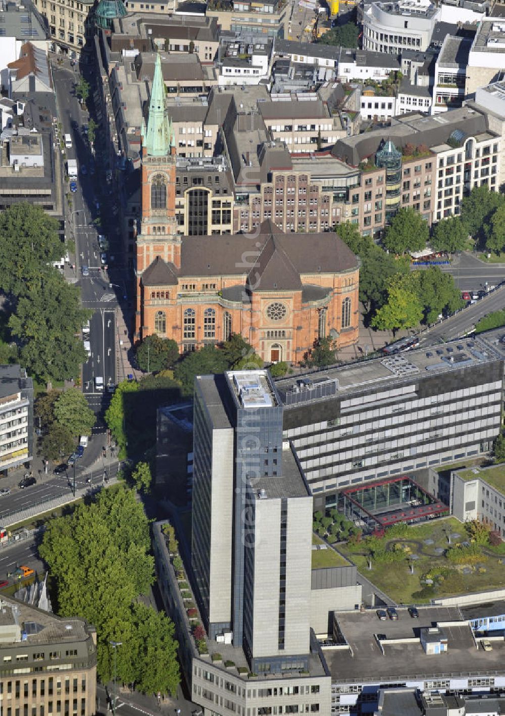 Aerial photograph Düsseldorf - Sicht auf die Hauptverwaltung der Deutschen Bundesbank und auf die Johanneskirche in der Stadtmitte.Die Kirche wurde Ende des 19. Jahrhunderts erbaut und im Juni 2008 begannen Umbauarbeiten im Innenraum der Kirche.View to the German Central Bank and the Johanniskirche in the town centre of Duesseldorf. The church was built in tne 19th century and was restored in 2008.